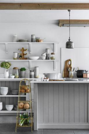 ideia de ilha de cozinha pequena com painéis cinza em uma cozinha cinza com utensílios de cozinha e acessórios
