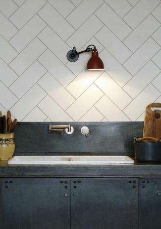 біла плитка метро в дизайні ялинки на темно -сірій кухні