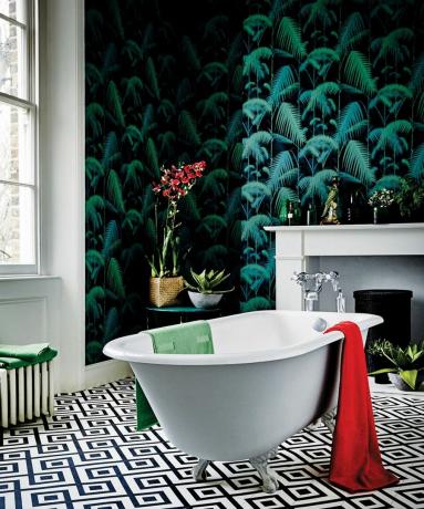 Luksus vinylgulv på bad med frittstående badekar fra Carpetright