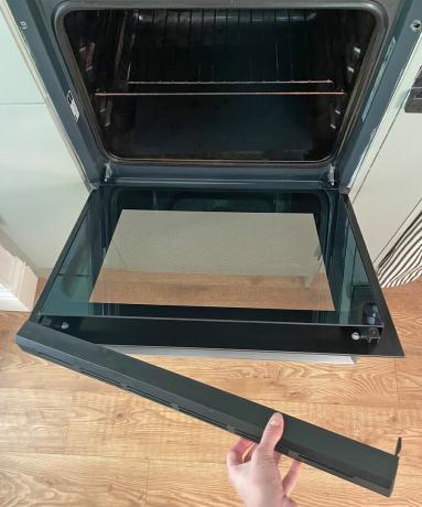 Pintu oven dilepas di dapur untuk dibersihkan