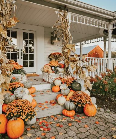 Cozy White Cottage Seasons porche con guirnaldas secas, flores y hojas de otoño - Cozy White Cottage Seasons