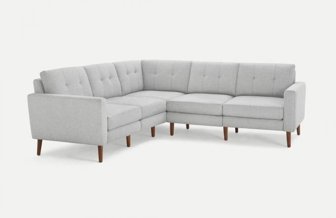 Un divano componibile grigio a L
