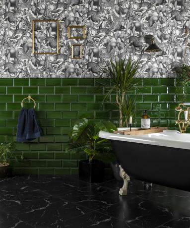Tamsiai žalios spalvos plytelėmis išklotas vonios kambarys prie sienų ir grindų