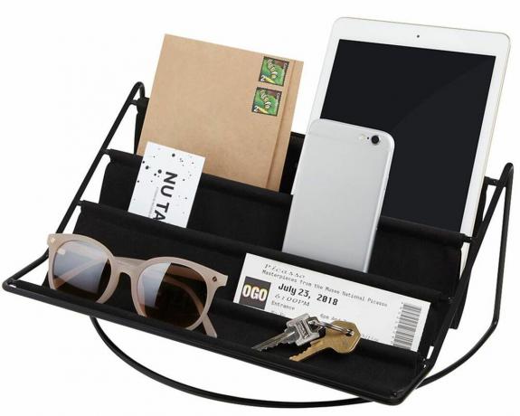 Umbra svart metall og semsket hengekøye skrivebordsorganisator med nettbrett, solbriller, manilla konvolutt