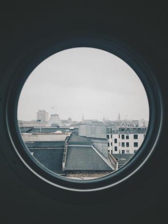 एक दृश्य के साथ गोल स्थिर खिड़की