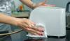 So reinigen Sie einen Toaster – entfernen Sie Krümel, angebrannten Käse und mehr von innen und außen