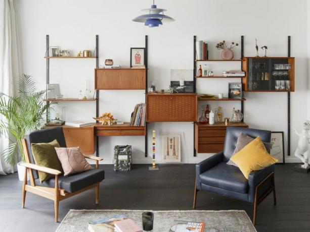 Moderní obývací pokoj z poloviny století s úložným prostorem
