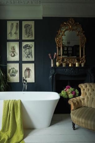 tamsios spalvos vonios kambarys su nuotaikos jausmu, eklektiškai dekoruotas laisvai pastatoma vonia