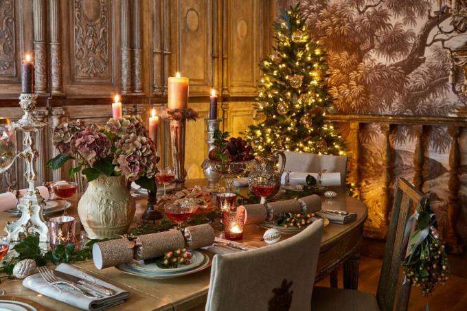 Ruang makan Natal dengan kerupuk dan pohon