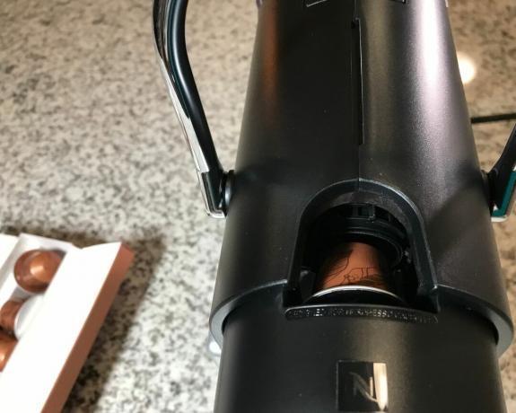 Nærbilde over hodet av Nespresso OriginalLine kapsel i Nespresso Pixie espressomaskin