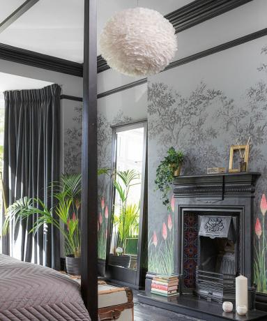 Монохромная спальня с акцентными деталями и карнизами, окрашенными в черный цвет, и настенной росписью