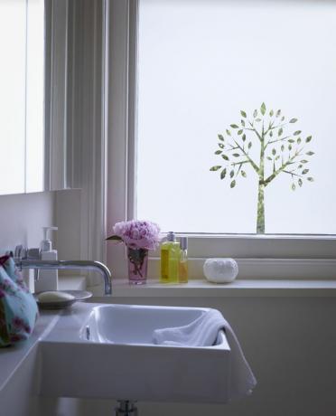 Folia okienna w łazience