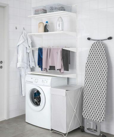 ชั้นวางของแบบเปิดเหนือเครื่องซักผ้าในห้องซักผ้าเล็กๆ ที่มีที่รองรีดและตะกร้าซักผ้า - IKEA