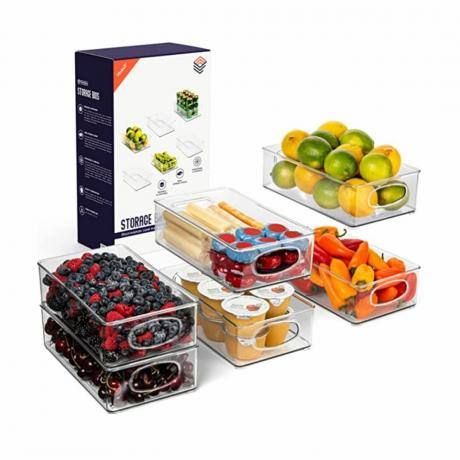 Sešas uzglabāšanas tvertnes ar augļiem un dārzeņiem, blakus kastei