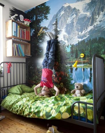 غرفة نوم للأولاد مع جدارية جبلية