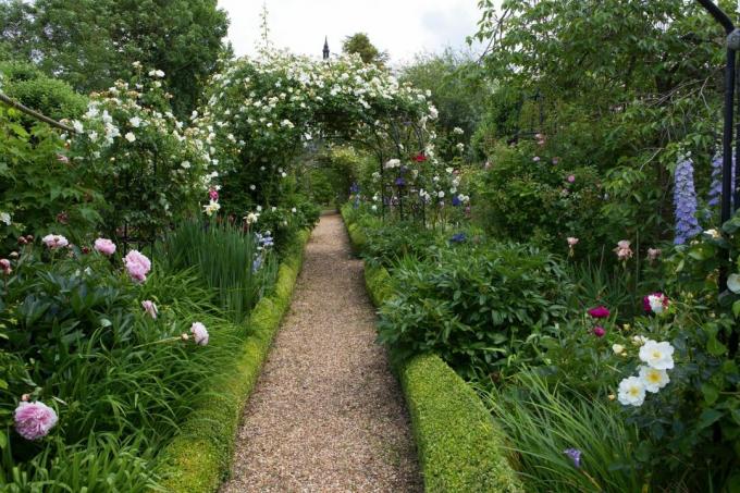 štrková záhradná prísaha ružovou záhradou s oblúkom