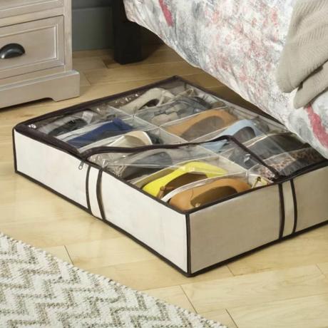 Тканевый органайзер для обуви под кроватью, наполненный обувью