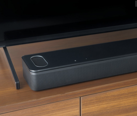 Bose Smart Soundbar 900 under TV-en tilbyr en hjemmekinoopplevelse