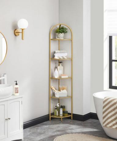étagère d'angle dorée dans une salle de bain de style classique