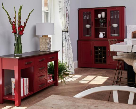 Portlando raudona virtuvė su komoda ir konsoliniu stalu