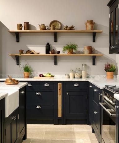 темно-синя кухня з відкритими стелажами та духовкою