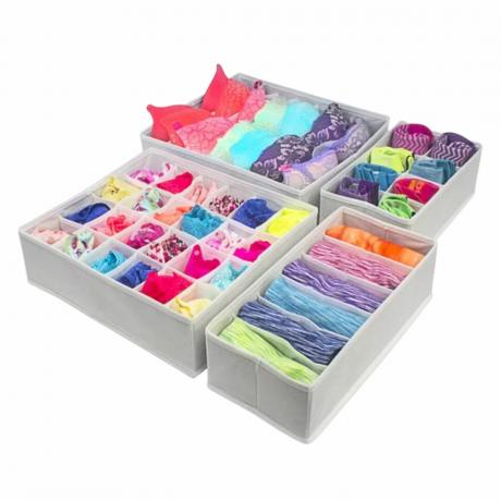 Cuatro cajas divisorias de ropa con ropa colorida