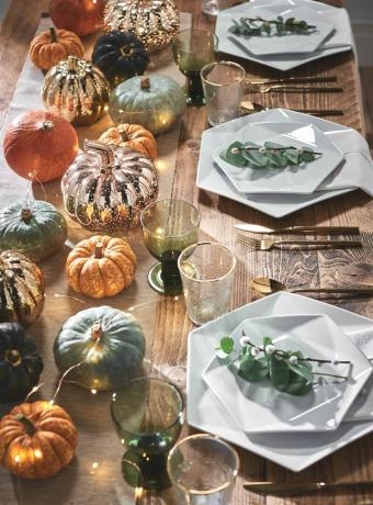 Autumnal pumpkin tablescape od Lights4fun