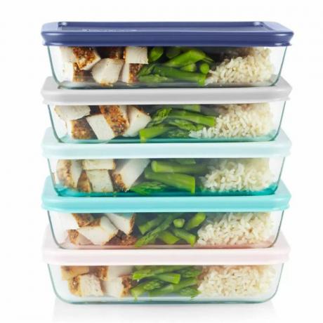 Fünf Glasbehälter mit verschiedenfarbigen Deckeln bieten Platz für Hühnchen, Reis und Gemüse