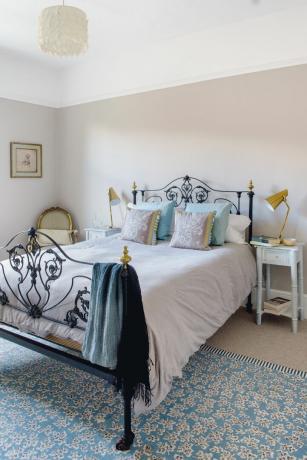 מיטת הורים מברזל יצוק בבית ויקטוריאני בדרום לונדון