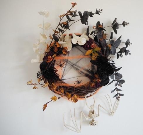 couronne d'halloween bricolage avec fausses tiges, vraies tiges, araignées, fausses toiles, chauve-souris squelette
