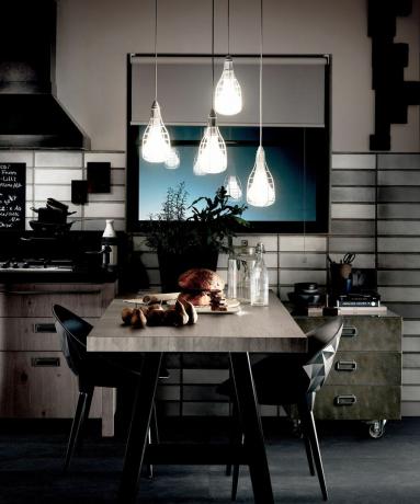 Una piccola sala da pranzo buia in una cucina con illuminazione a basso livello