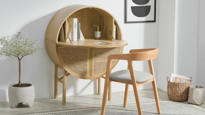 Pyöreä rottinki ja puinen työpöytä moderni