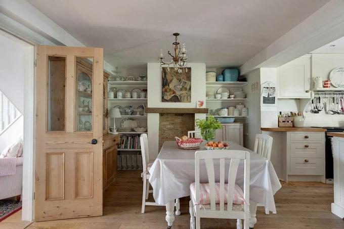 sala da pranzo in stile country con mobili tradizionali da cottage