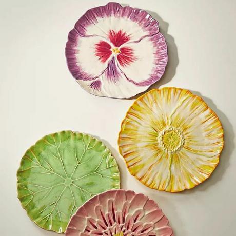 Coloridos platos de diseño de flores variadas