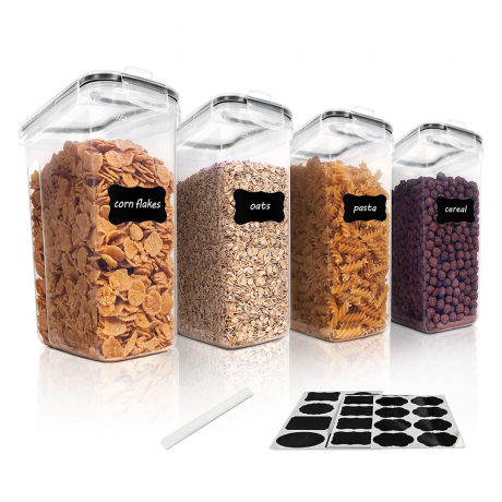 Quatre contenants hermétiques pour aliments avec différents types de céréales