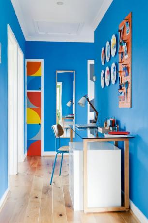 Corridoio blu brillante con spazio sulla scrivania