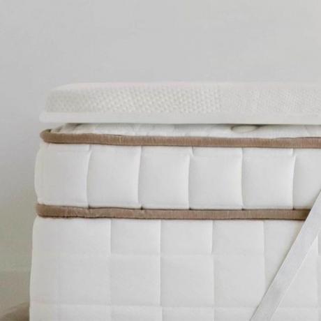 Matratzenauflagen auf dem Bett auf einer Markenmatratze