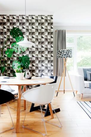 Ruang makan ruang tamu terbuka, dengan wallpaper geometris