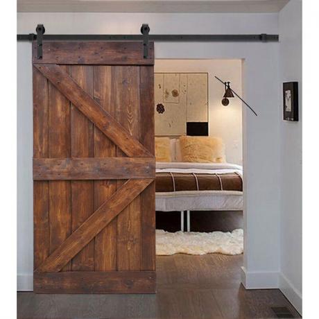 Puerta corrediza de madera pintada para dormitorio.