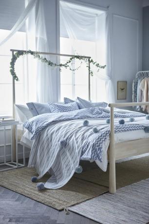 Mørklægningsgardiner kombinert med rene gardiner på og Ikea soverom
