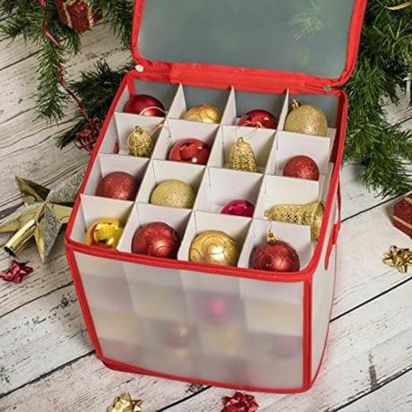 joulukoru laatikko punaisilla ja kultaisilla koruilla