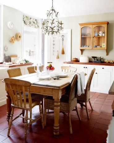 Kök i lantlig stil i viktorianskt hem
