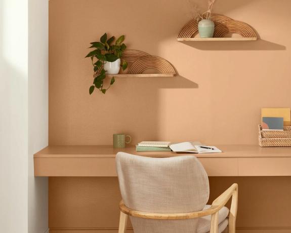 Valspar Desert Carnation użył do stylizacji biurka w stylu boho z pływającymi półkami i białym krzesłem