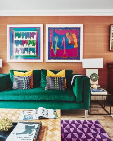 soggiorno colorato con divano in velluto verde