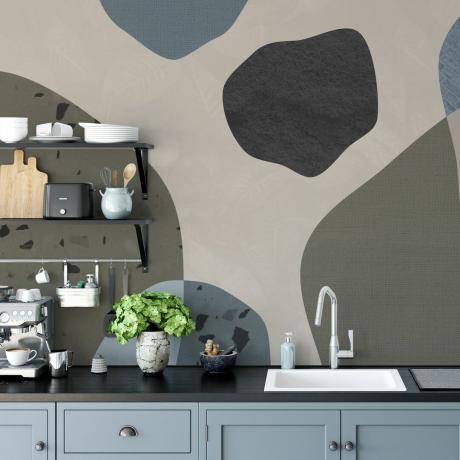 Abstrakte großformatige Tapeten-Backsplash-Idee in der modernen Küche