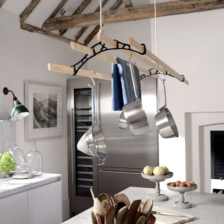 rustikalna kuhinja s edvardijanskim stilom nad glavom viseći stalak za tave