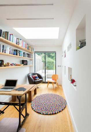 Een multifunctionele garageconversie met uitzicht over een tuin door Architect Your Home
