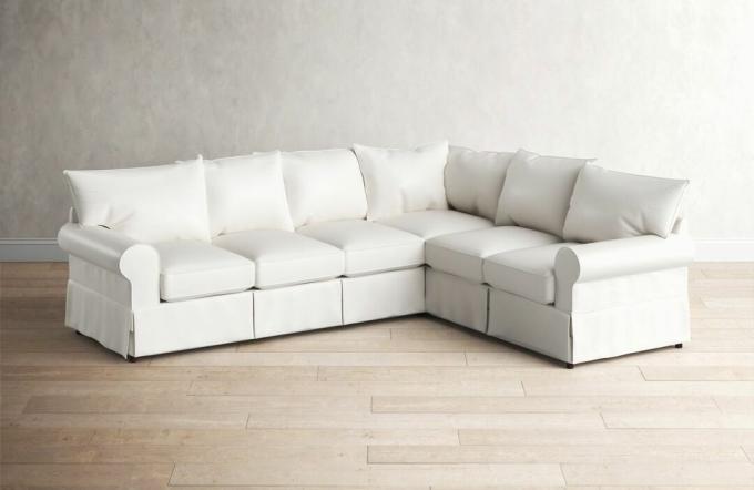 Un divano componibile bianco in stile fattoria