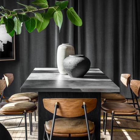 Spisebord med marmorplate med moderne rund vase i midten