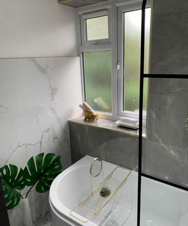 Baño blanco independiente con ventanas de estilo crittall